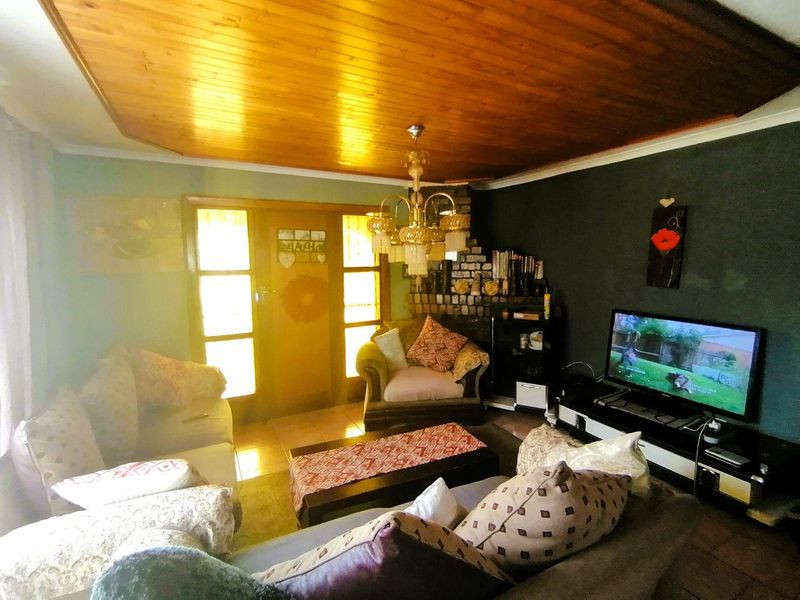 Spacious 3-Bedroom Home on a Generous Stand - Photo 6