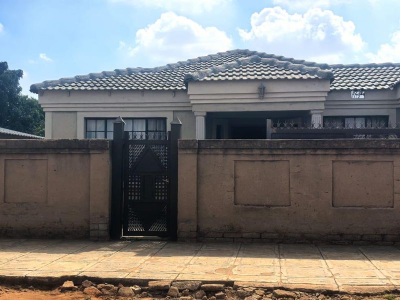 4 Bedroom House for Sale in Soshanguve, Ext 2 - Photo 10