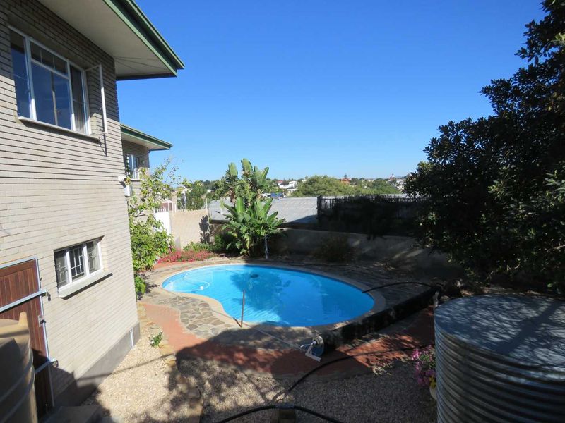 Spacious 4-Bed Home with Pool, Double Garage & Solar Power - Photo 2