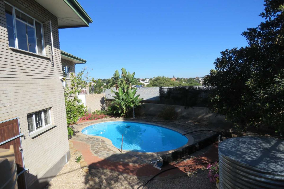 Spacious 4-Bed Home with Pool, Double Garage & Solar Power - Photo 2