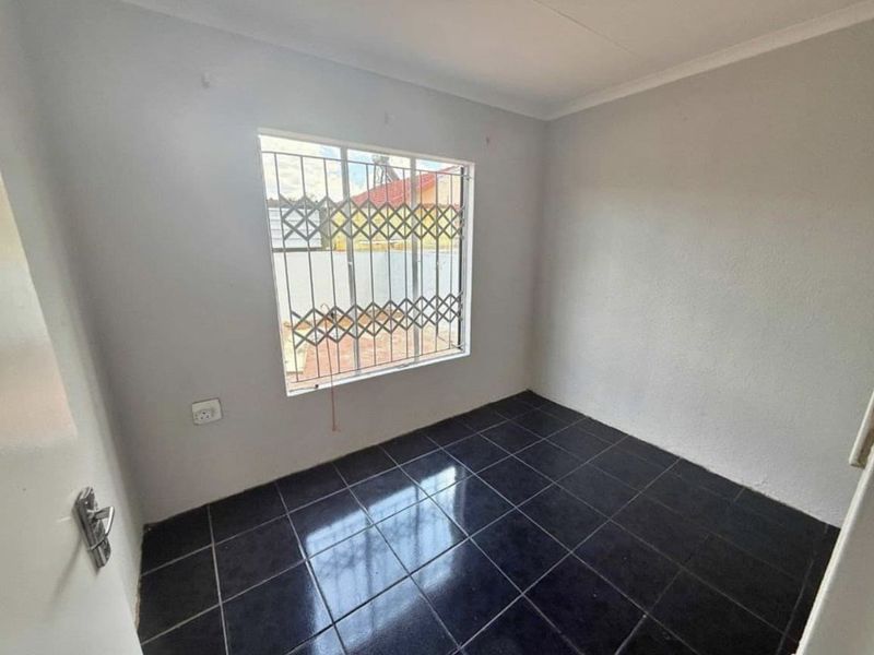 Three bedrooms house for sale in Soshanguve V V East Ext 4 - Photo 2