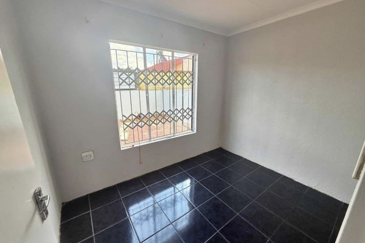 Three bedrooms house for sale in Soshanguve V V East Ext 4 - Photo 2