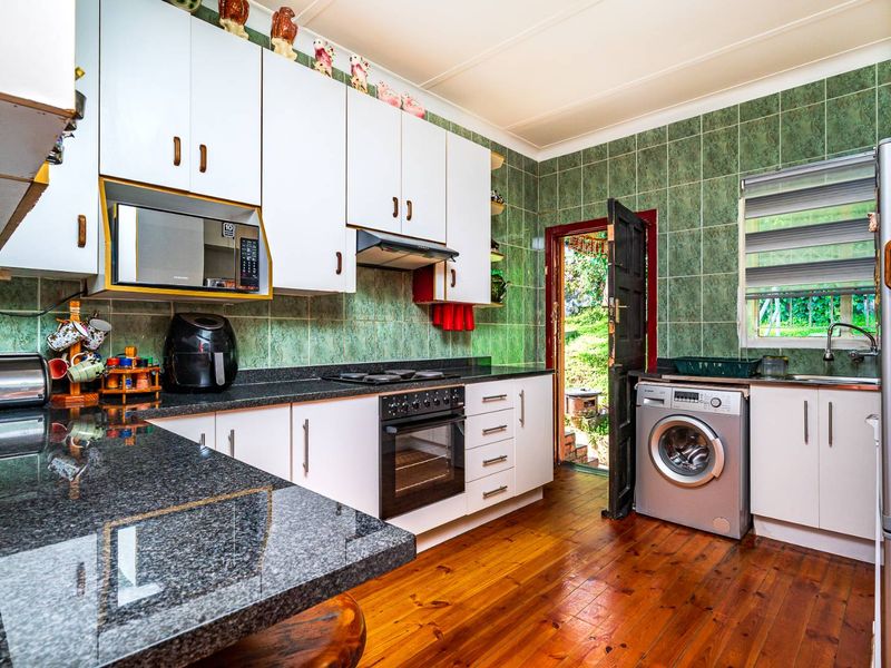 Don't miss out on this spacious, freestanding family home! - Photo 9