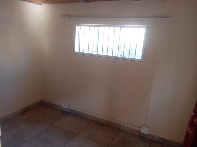BACHELOR FLAT AVAILABLE IMMEDIATELY - Photo 10