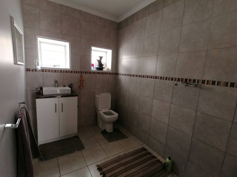 Exquisite Living with amazing views - Photo 9