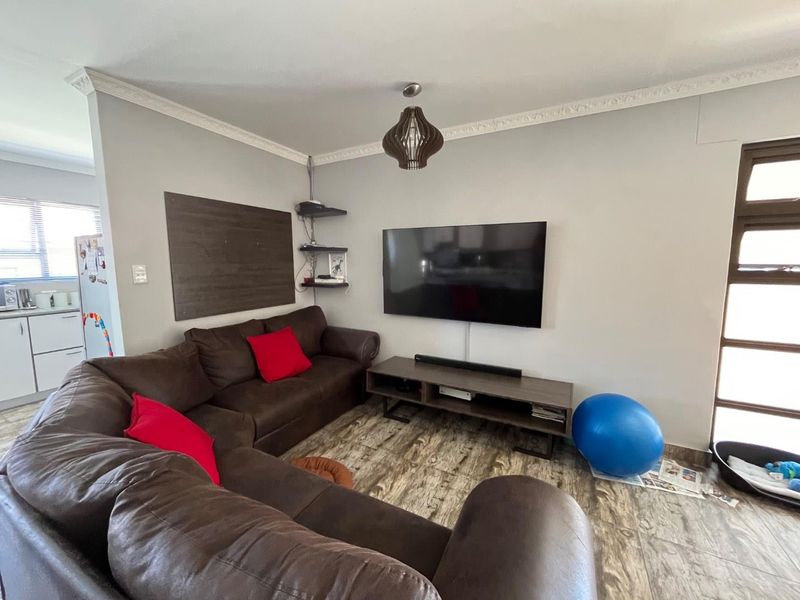 Spacious 5 Bedroom Home with Flat & 270° Wrap-Around Stoep for Sale in Veddersdal – N$1.9 Million - Photo 10