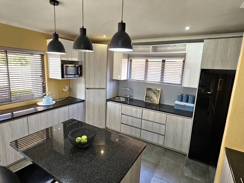 3 Bedroom Family Home in Melodie Hartbeespoort - Photo 8