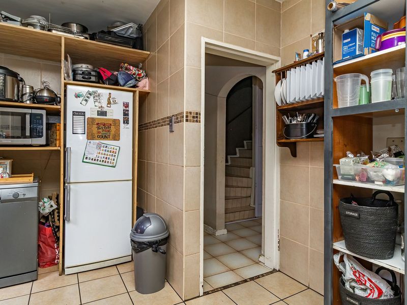 Spacious Townhouse with a Private Garden and Pool Access! - Photo 7