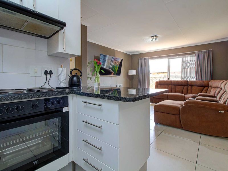 Spacious Living: 2 Areas, Covered Patio, Pet-Friendly Garden! - Photo 9