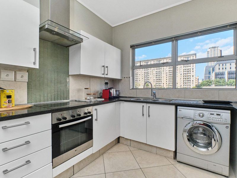 Luxurious 2-Bed Apartment with Stunning Views near Sandton - Photo 8