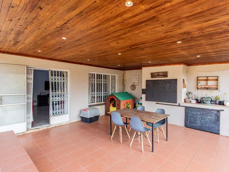 Spacious Family Home in Weltevreden Park - Photo 5