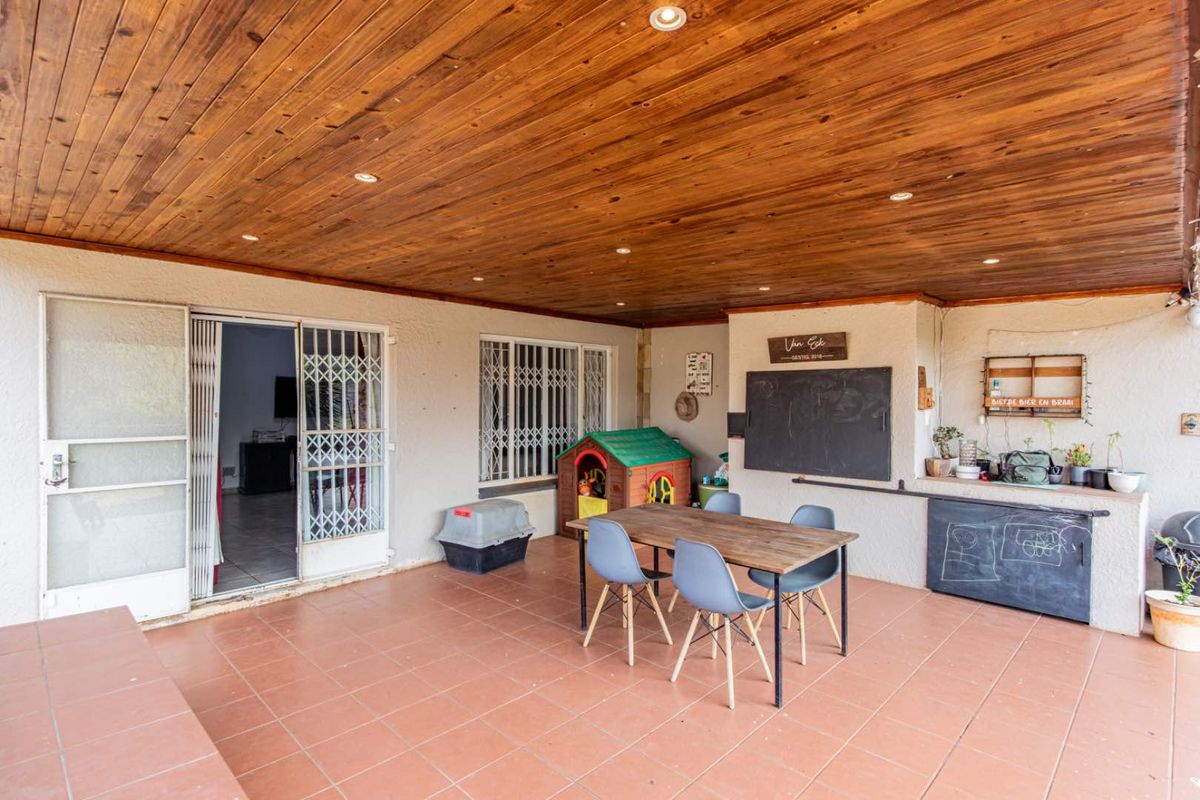 Spacious Family Home in Weltevreden Park - Photo 5