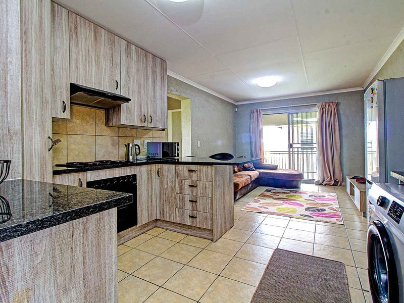 Prime Location: Chic Apartment with En-Suite & Outdoor Braai! - Photo 3