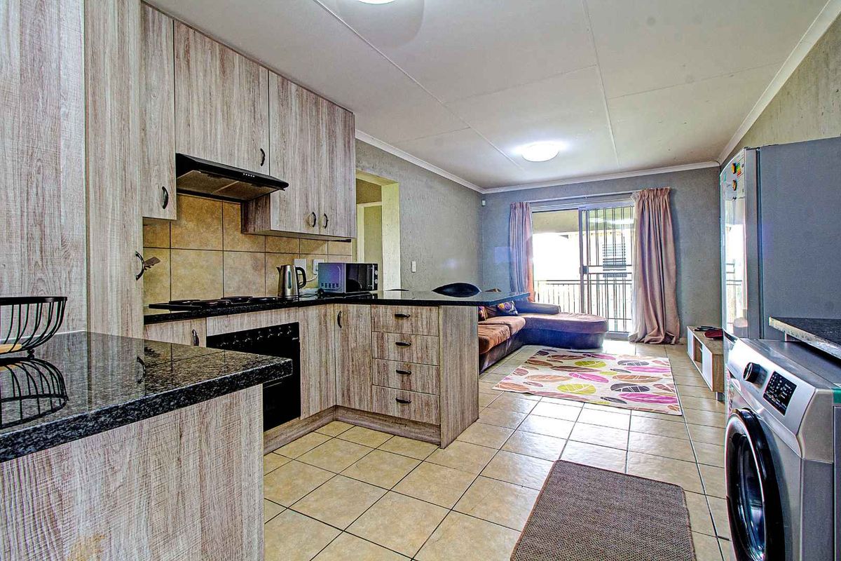 Prime Location: Chic Apartment with En-Suite & Outdoor Braai! - Photo 3