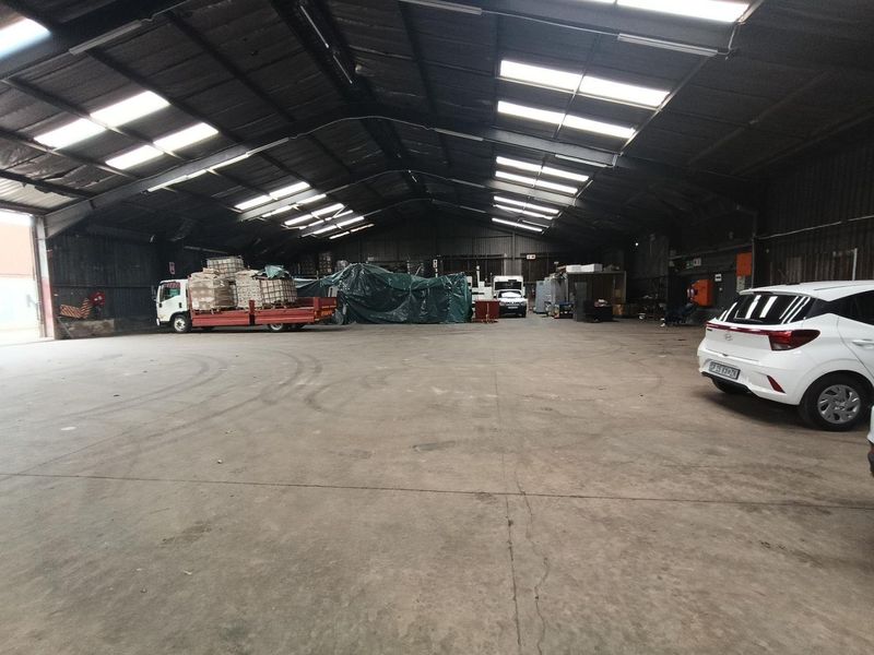 WAREHOUSE ON TRANSPORT ROUTE - Photo 2