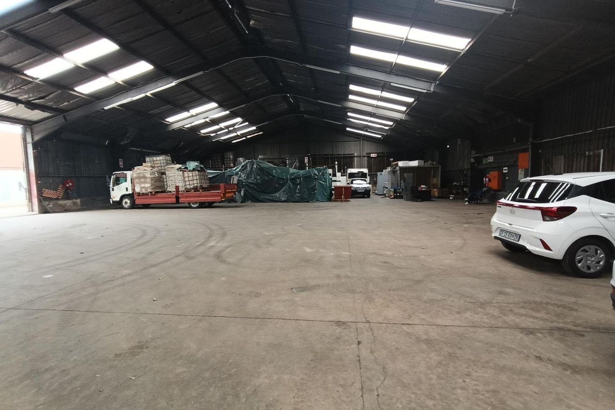 WAREHOUSE ON TRANSPORT ROUTE - Photo 2