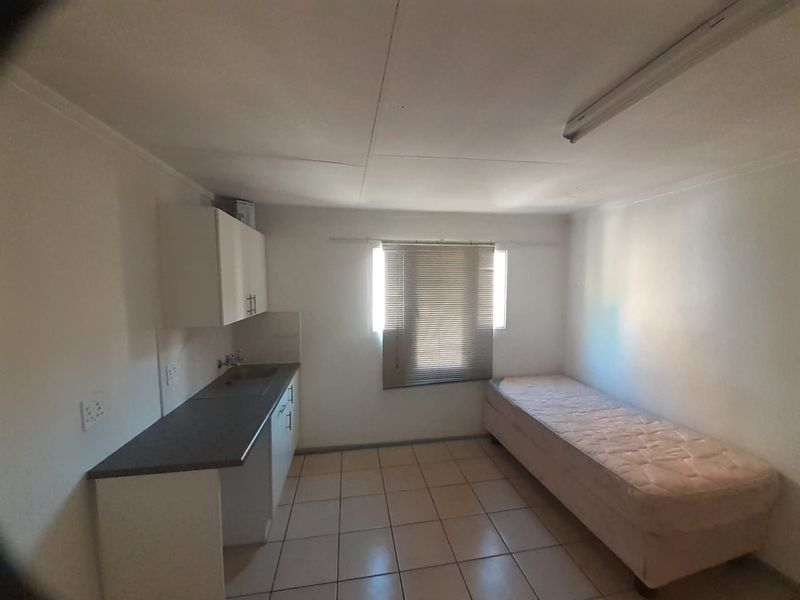 BACHELOR APARTMENT - Photo 4