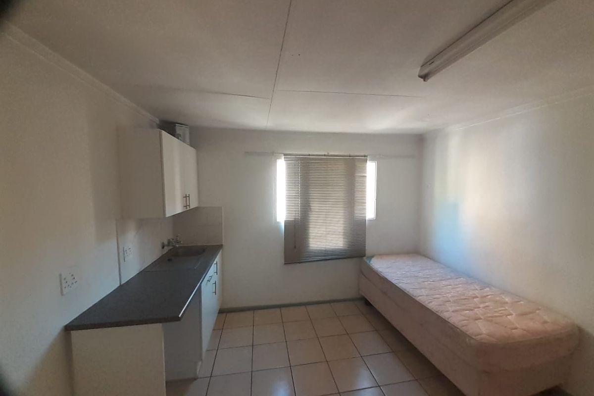 BACHELOR APARTMENT - Photo 4