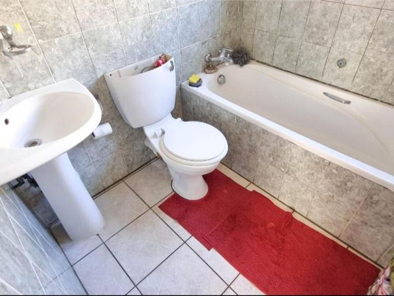 2 bedroom townhouse in affluent suburb - Photo 9