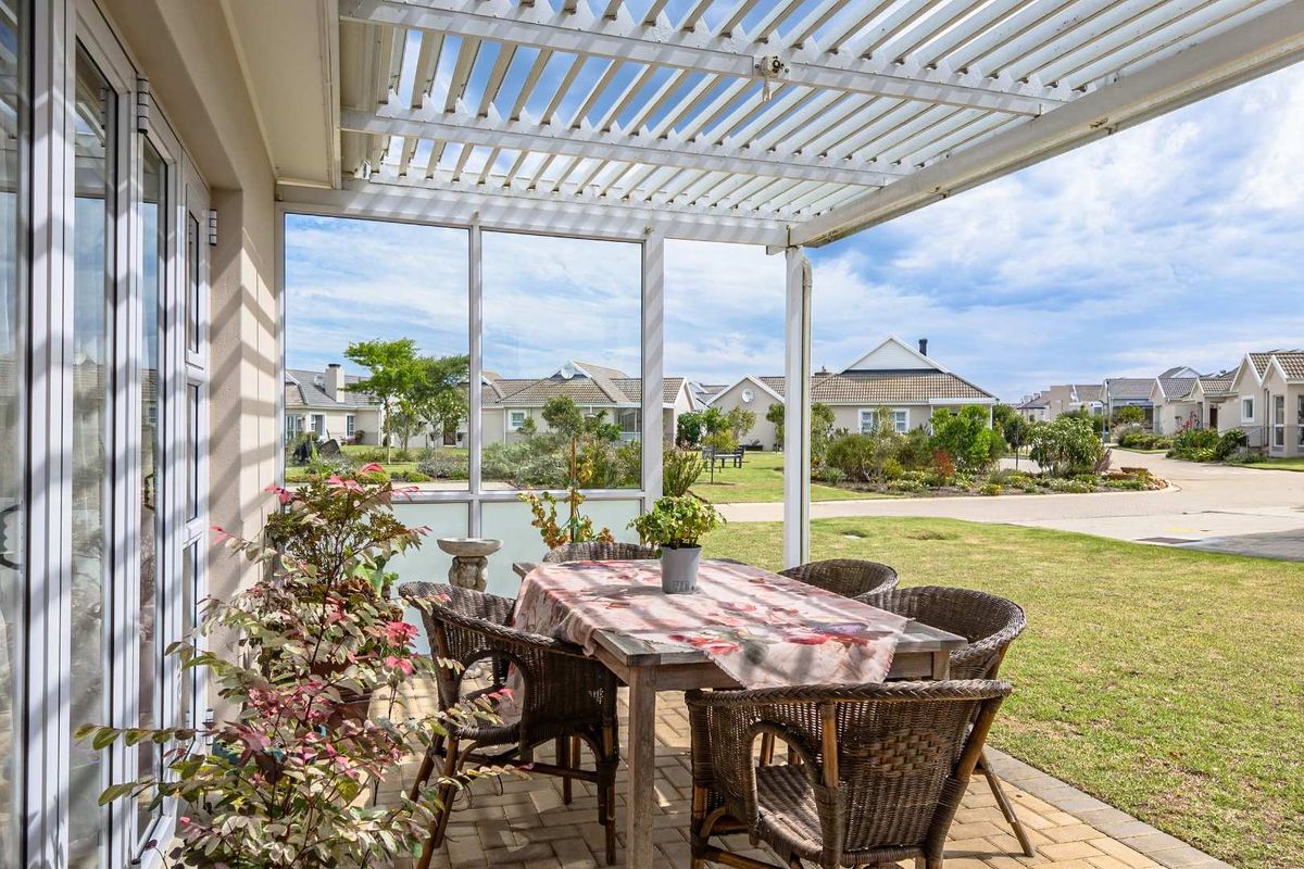 Full Title Retirement Living - Photo 3