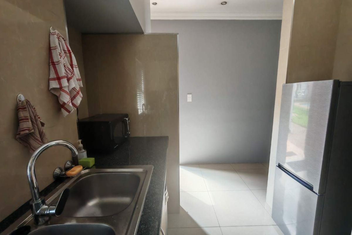 URGENT SALE!!! EXCLUSIVE MANDATE - STUNNING CORNER UNIT - OVERLOOKING THE GOLF ESTATE - Photo 4