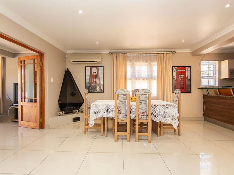 Luxury Living Redefined – Stunning 6 Bedroom Double Storey Family Home - Photo 6