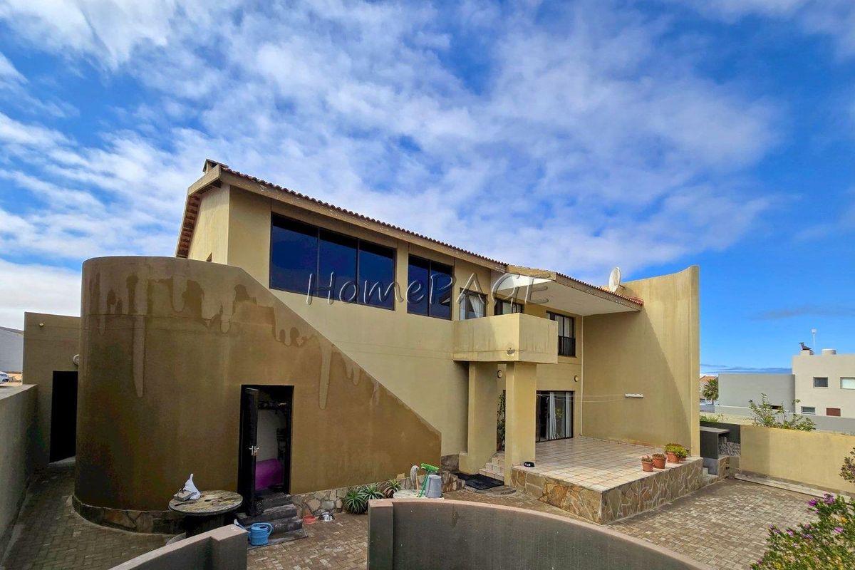 Long Beach Ext 1, Walvis Bay:  Rustic, INTERESTING Home is for sale - Photo 3