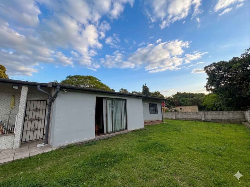 Your Dream Home Awaits! 3-Bedroom Property with Huge Yard in Pinelands up for Rent - Photo 3