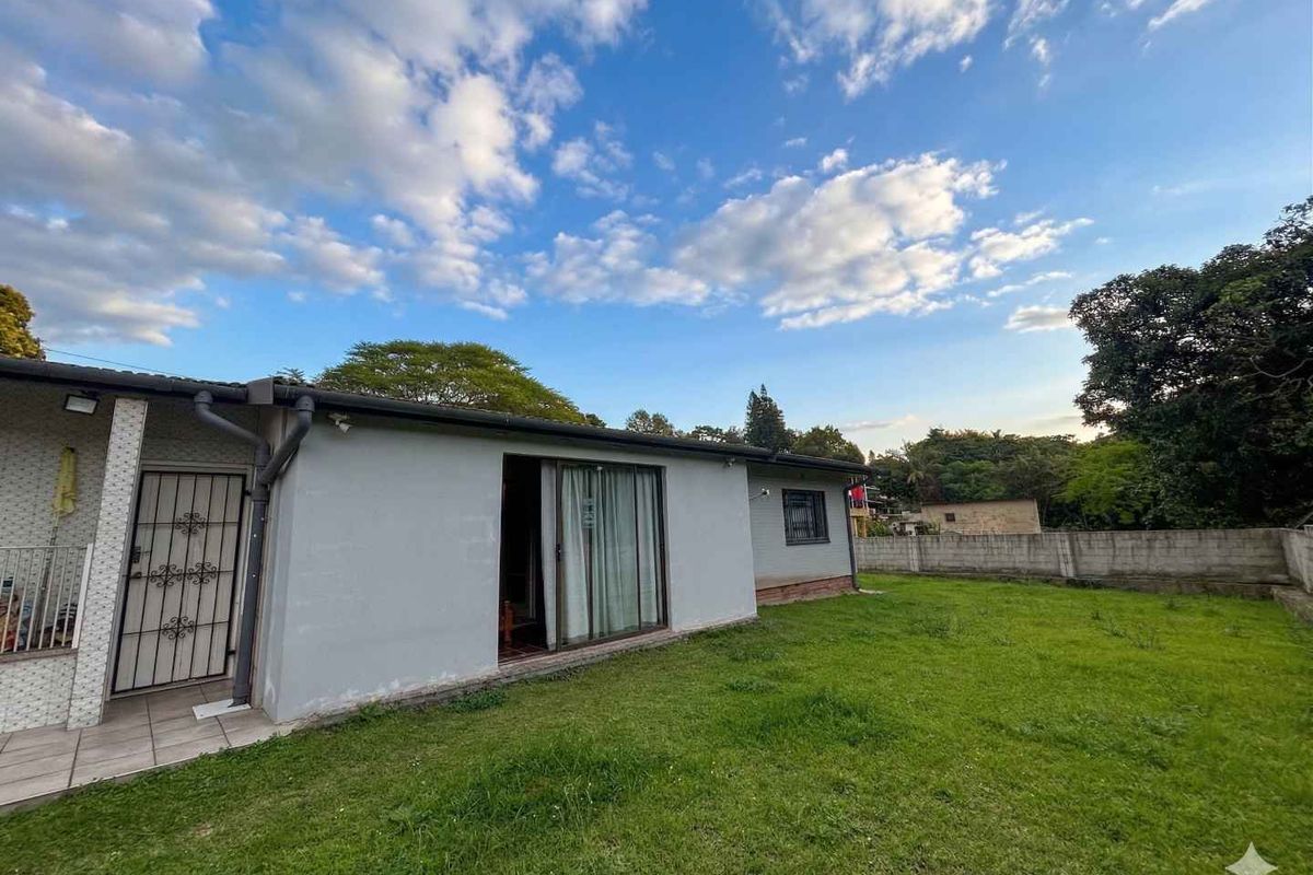 Your Dream Home Awaits! 3-Bedroom Property with Huge Yard in Pinelands up for Rent - Photo 3