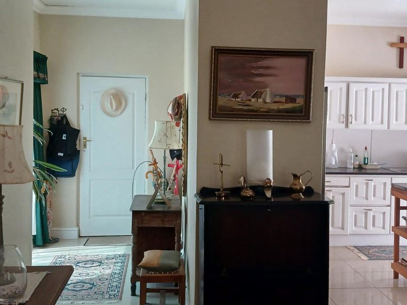 A tranquil setting complements this well established home - Photo 2