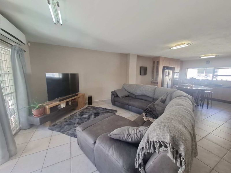 North-Facing Lock-Up & Go Gem in Ludwigsdorf! - Photo 3