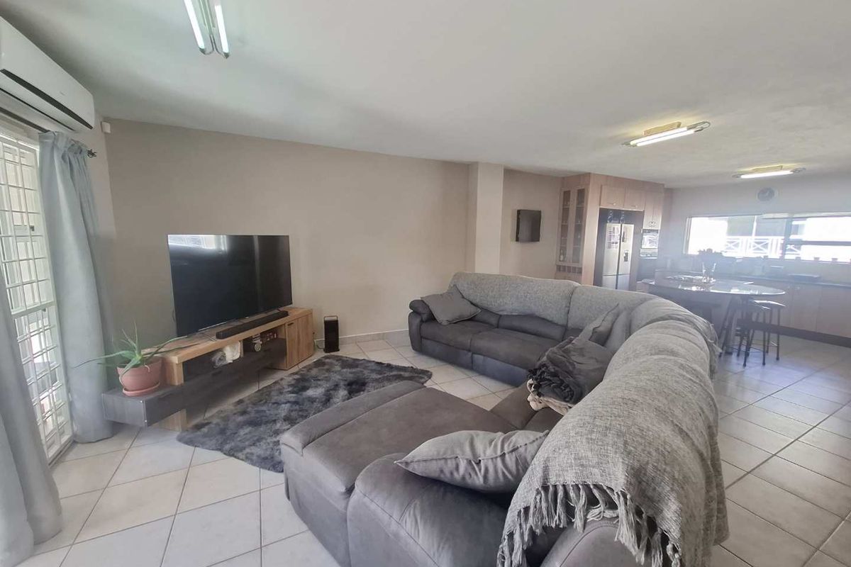 North-Facing Lock-Up & Go Gem in Ludwigsdorf! - Photo 3