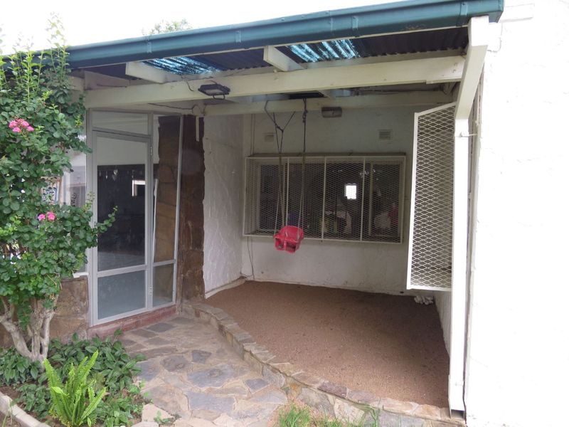 A 3bedroom family home with a flat and a lovely swimming pool is for sale in a quiet and safe area of Okahandja!! - Photo 6