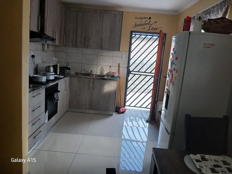 Buy a 3 bedroom house in Ondangwa, Extension 2, Selling at N$ 800 000 excluding costs. Erf size 450 square meters 3 bedrooms, master bedroom with ensuite  Open - Photo 8