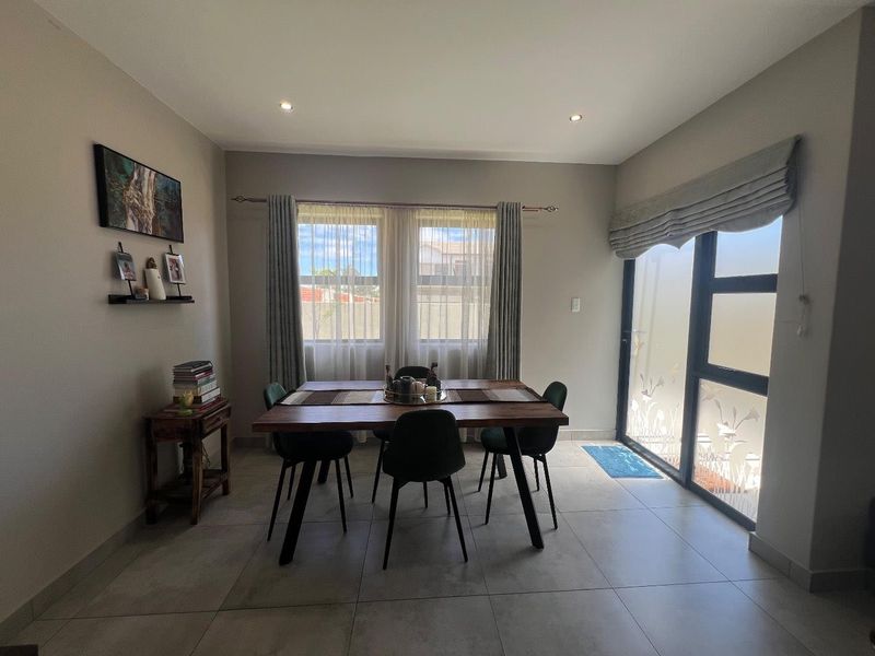 Beautiful, modern, and delightful  three-bedroom semi-detached duplex - Photo 5