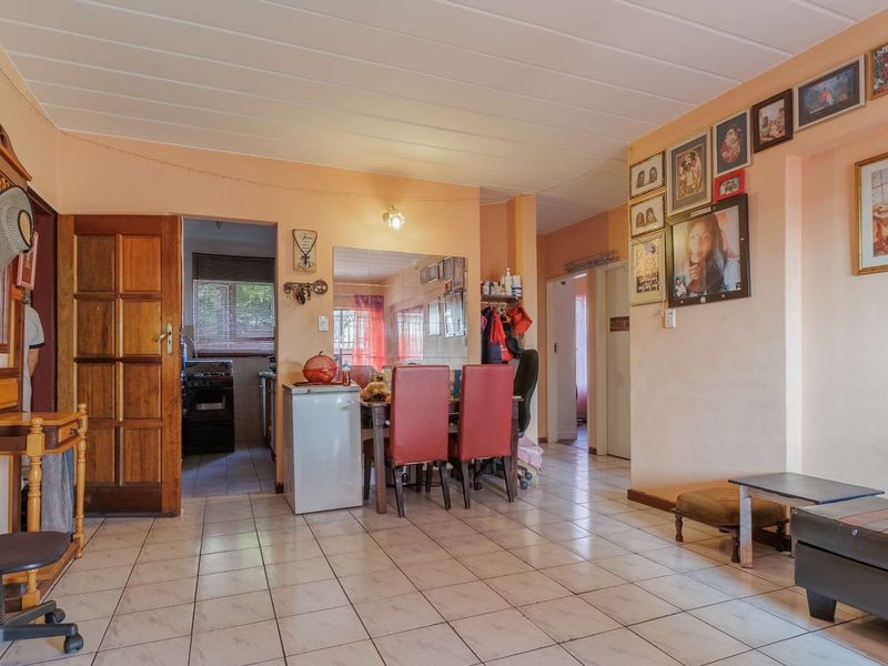 Ground-Floor unit offering three bedrooms and more - Secure complex - Photo 2