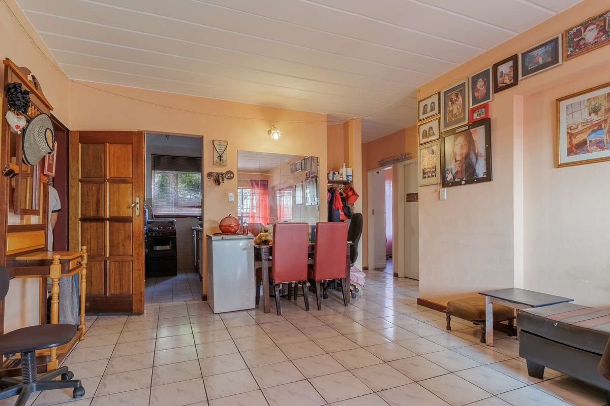 Ground-Floor unit offering three bedrooms and more - Secure complex - Photo 2