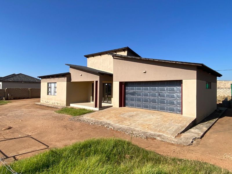 Spacious 3-Bed Home with Double Garage in Empumelweni - Photo 3