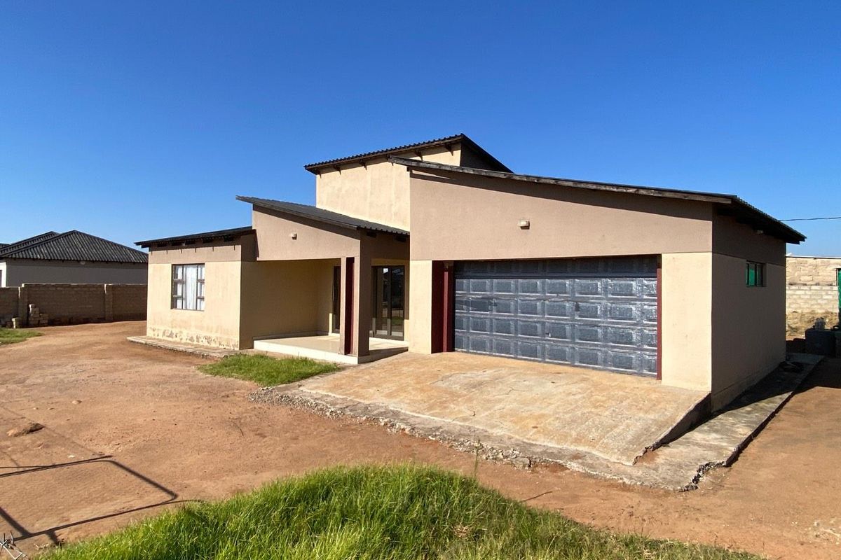 Spacious 3-Bed Home with Double Garage in Empumelweni - Photo 3