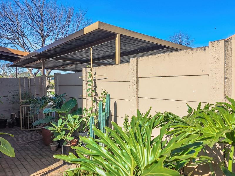 Charming Pet-Friendly Duplex with Enclosed Garden - Photo 5