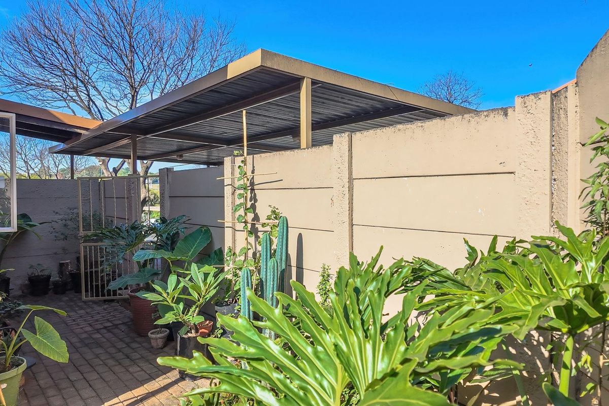 Charming Pet-Friendly Duplex with Enclosed Garden - Photo 5