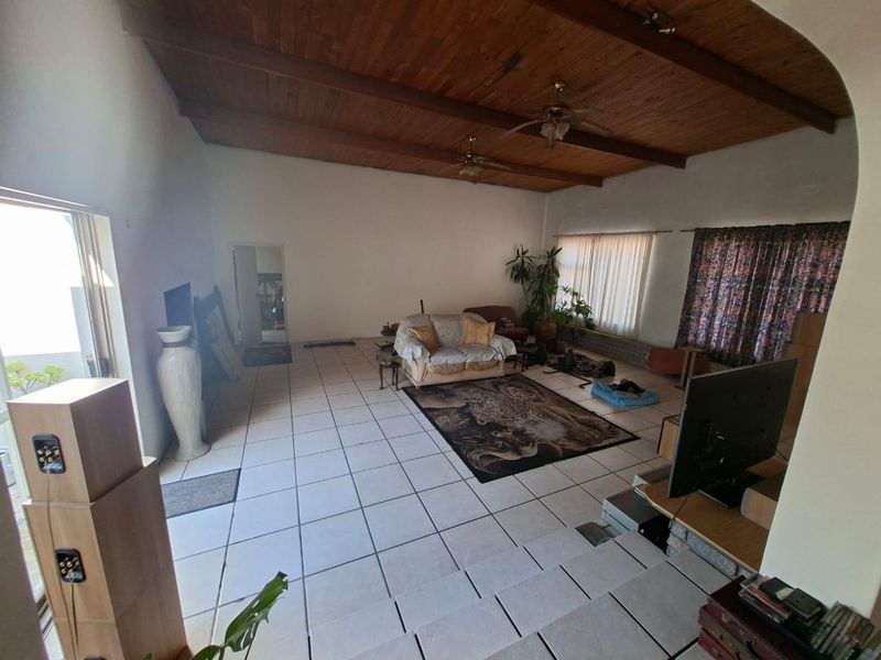 Spacious 3 Bedroom Family Home with Braai Room & Big Yard” - Photo 5