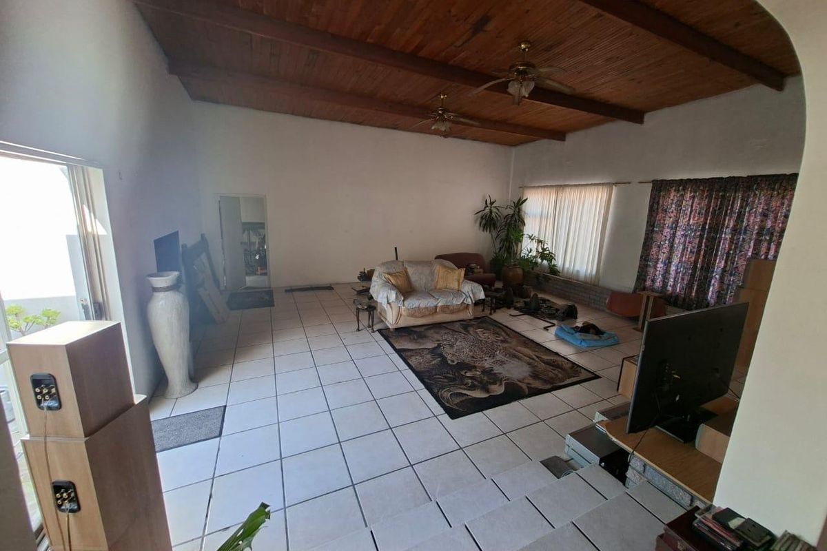 Spacious 3 Bedroom Family Home with Braai Room & Big Yard” - Photo 5