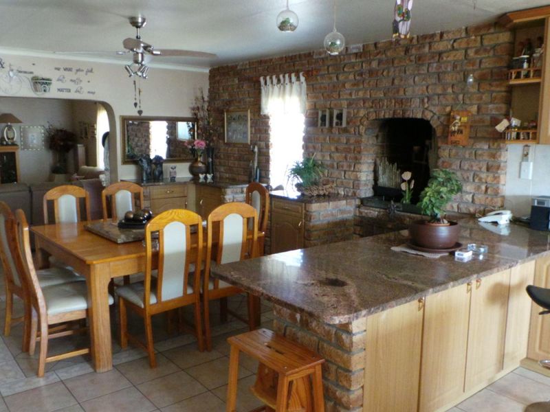 A True spacious low maintenance Family home close to schools perfect for the large family! - Photo 2