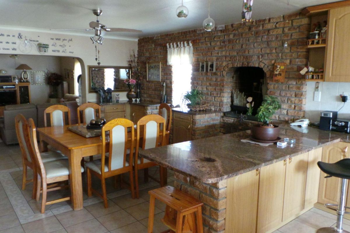 A True spacious low maintenance Family home close to schools perfect for the large family! - Photo 2