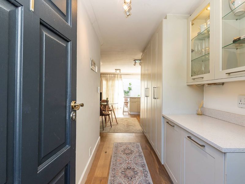 Stylish North facing lock-up & go - Photo 3