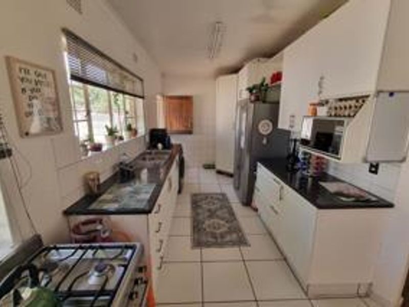 **Three Bedroom Home | Two Bathrooms | Two Garages | Swimming Pool | Staff Accommodation** - Photo 8