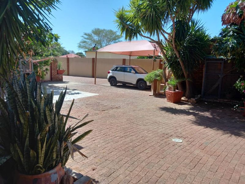 Single storey family home on spacious erf with separate flat - Photo 5