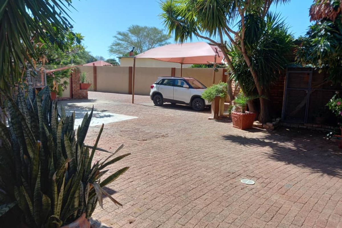 Single storey family home on spacious erf with separate flat - Photo 5