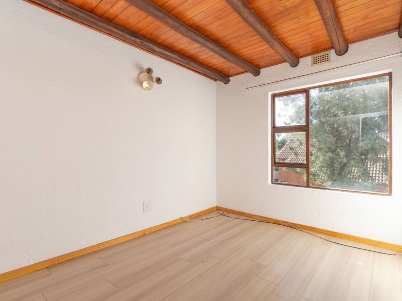 Cozy 3 Bedroom / Large Loft, 2 Bathroom Apartment - Photo 10